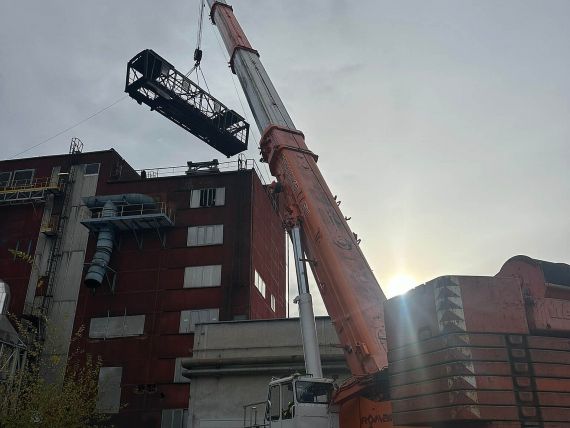 Mobilní jeřáb Liebherr LTM 1500 při manipulaci s ocelovou konstrukcí dopravníkového mostu.