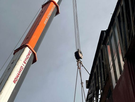 Mobilní jeřáb Liebherr LTM 1500 při manipulaci s ocelovou konstrukcí dopravníkového mostu.