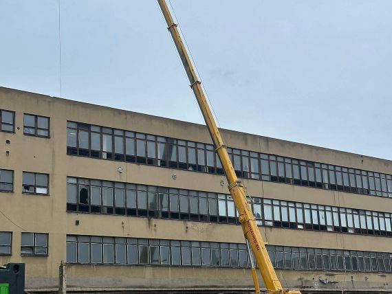Mobilní jeřáb Liebherr LTM 1100 v demolovaném průmyslovém areálu v Praze