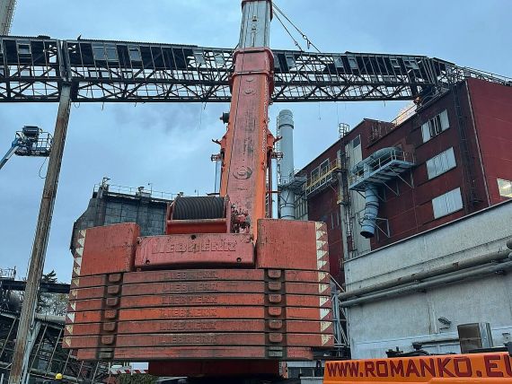Mobilní jeřáb Liebherr LTM 1500 při manipulaci s ocelovou konstrukcí dopravníkového mostu.