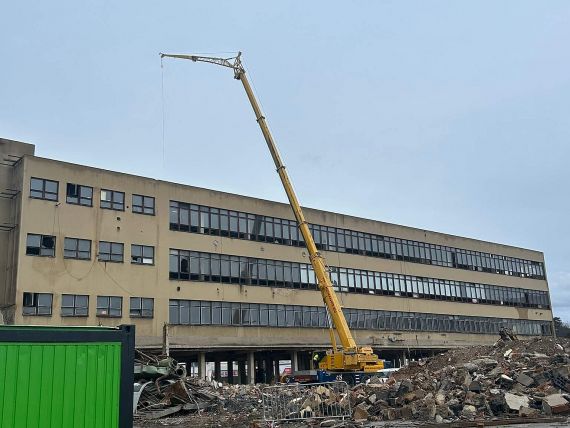 Mobilní jeřáb Liebherr LTM 1100 v demolovaném průmyslovém areálu v Praze