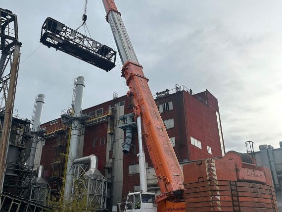 Mobilní jeřáb Liebherr LTM 1500 při manipulaci s ocelovou konstrukcí dopravníkového mostu.